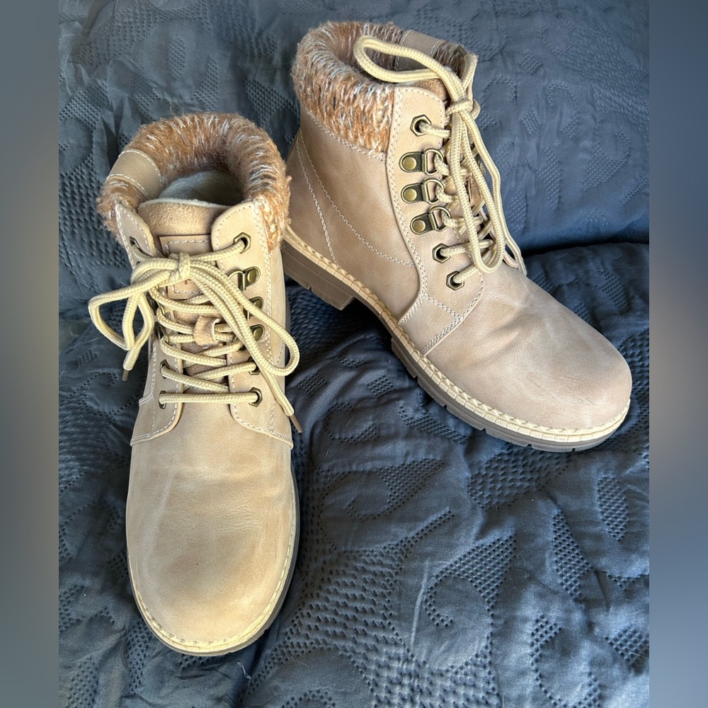 Like new! ANJOU FEMME Women's Lace Up Hiking Boots with Knit Trim. Size 8